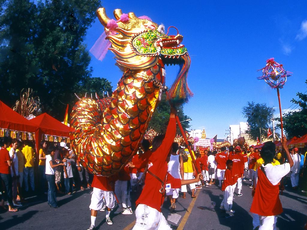 Vegetarian Festival (Lễ hội ăn chay). Hàng năm vào ngày 10/10, người dân Phuket tổ khai mạc lễ ăn chay với quy mô lớn. Suốt thời gian diễn ra lễ hội, những người sùng đạo phải tuân thủ nghiêm ngặt quy tắc kiêng ăn thịt, uống rượu và quan hệ tình dục. Ảnh: tourismthailand