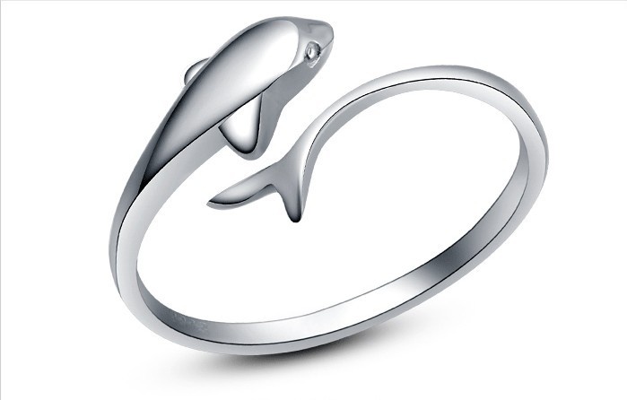 Bạc: Chúng ta thường nghĩ bạc là kim loại, không phải đá, nhưng bạc cũng là một yếu tố tự nhiên. Bạc là kim loại may mắn của Cự Giải trong khi vàng là kim loại may mắn của Sư Tử. Ngoài màu xanh thì màu trắng là màu may mắn của Cự Giải, như ngọc trai hay đá mặt trăng. Ảnh: tibetancharm.