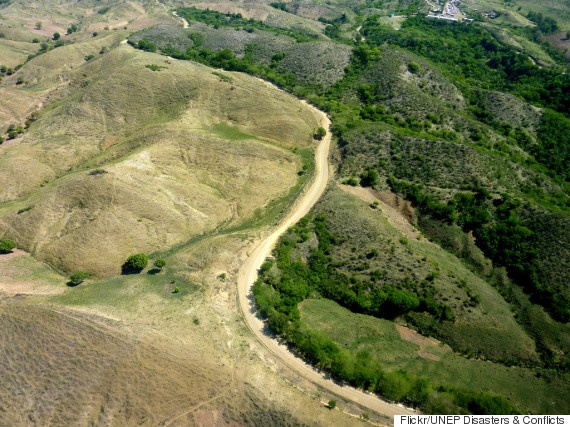 Haiti – CH Dominica: Nạn phá rừng là điều rất dễ nhận thấy ngay tại biên giới giữa Haiti (bên trái) và CH Dominica (bên phải).