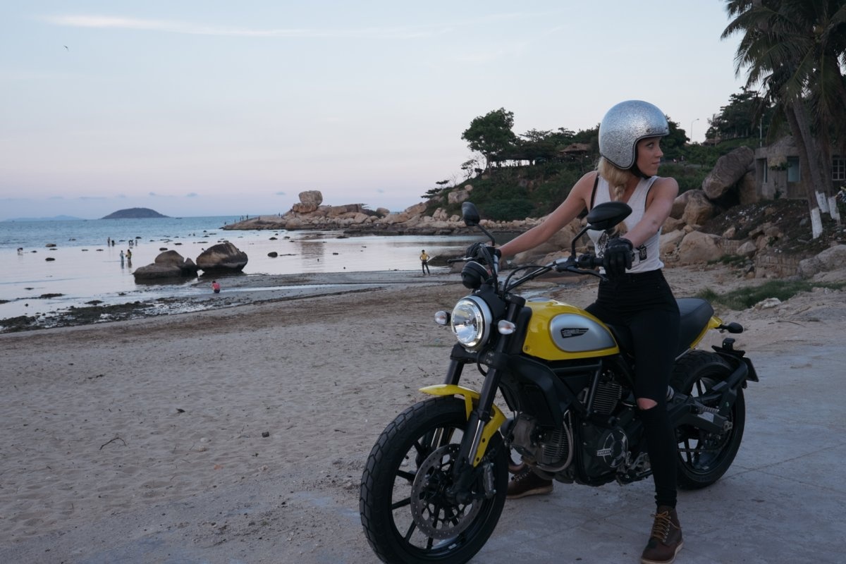 Một thành viên của nhóm trên chiếc Ducati Scrambler tại Nha Trang. 