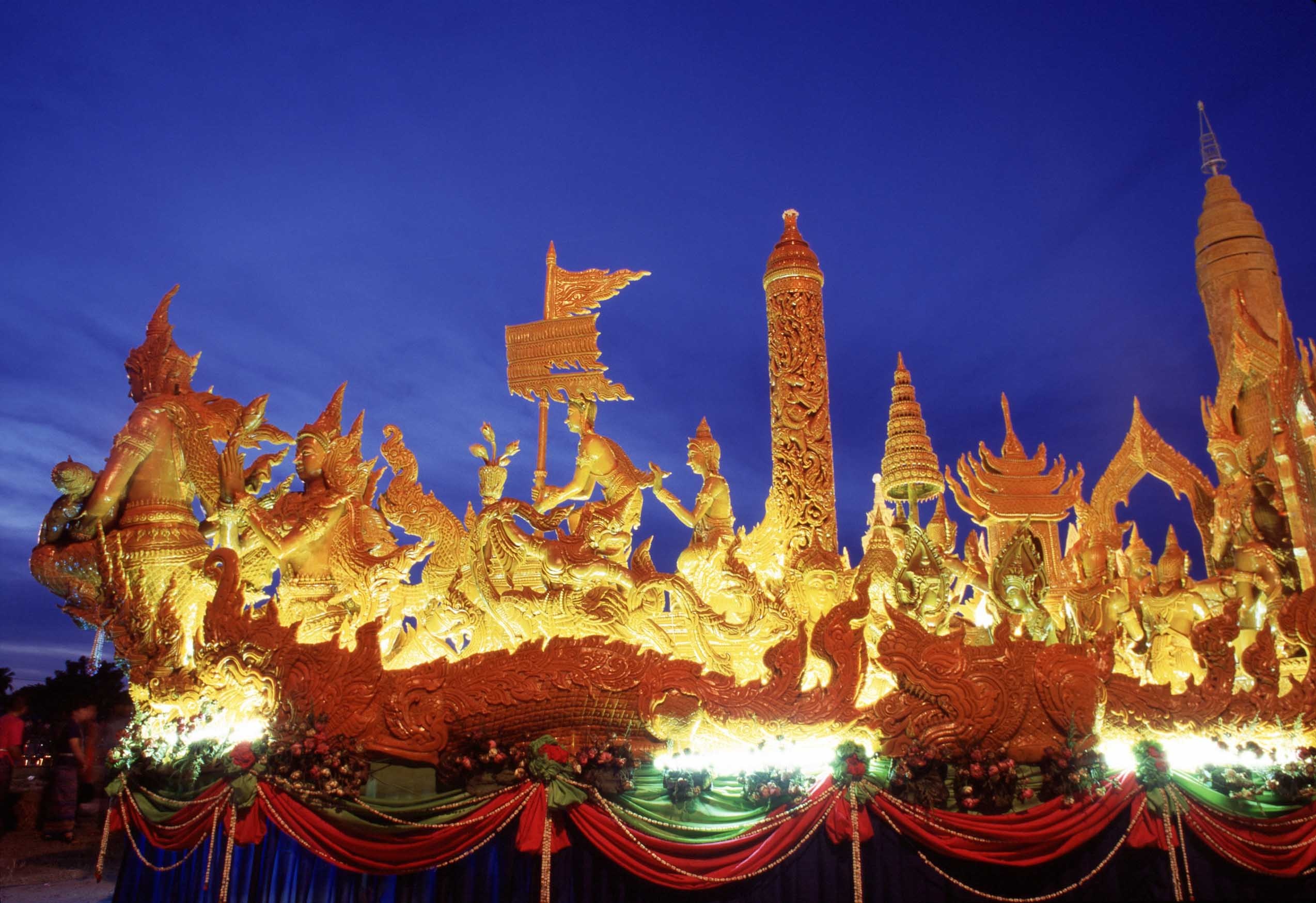 Candle Festival (Lễ hội Nến). Đây là sự kiện được tổ chức công phu và hoành tráng hàng năm vào tháng 7 tại Thái Lan, nổi bật là các hoạt động sôi nổi và buổi diễu hành độc đáo của người dân tại thành phố Ubon. Ảnh: thailandemagazine