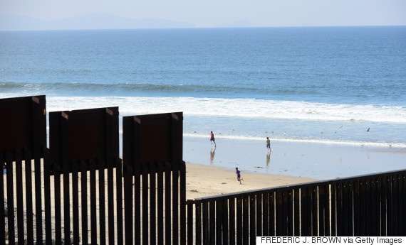 Mỹ - Mexico: Đường biên giới giữa 2 nước là một hàng rào ngăn cách San Diego, California và Tijuana, Mexico.