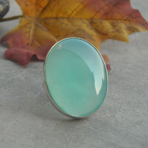 Đá Chalcedony: Người ta cho rằng, Chalcedony (Canxedon) có thể giải thoát Cự Giải khỏi cơn giận dữ và nỗi sầu muộn, hấp thụ năng lượng tích cực và tránh được những cơn ác mộng. Chalcedony có tác dụng loại trừ nỗi sợ hãi, làm người đeo cảm thấy an toàn, lạc quan và tin tưởng vào sức mạnh của chính mình. Ảnh: astudio. 