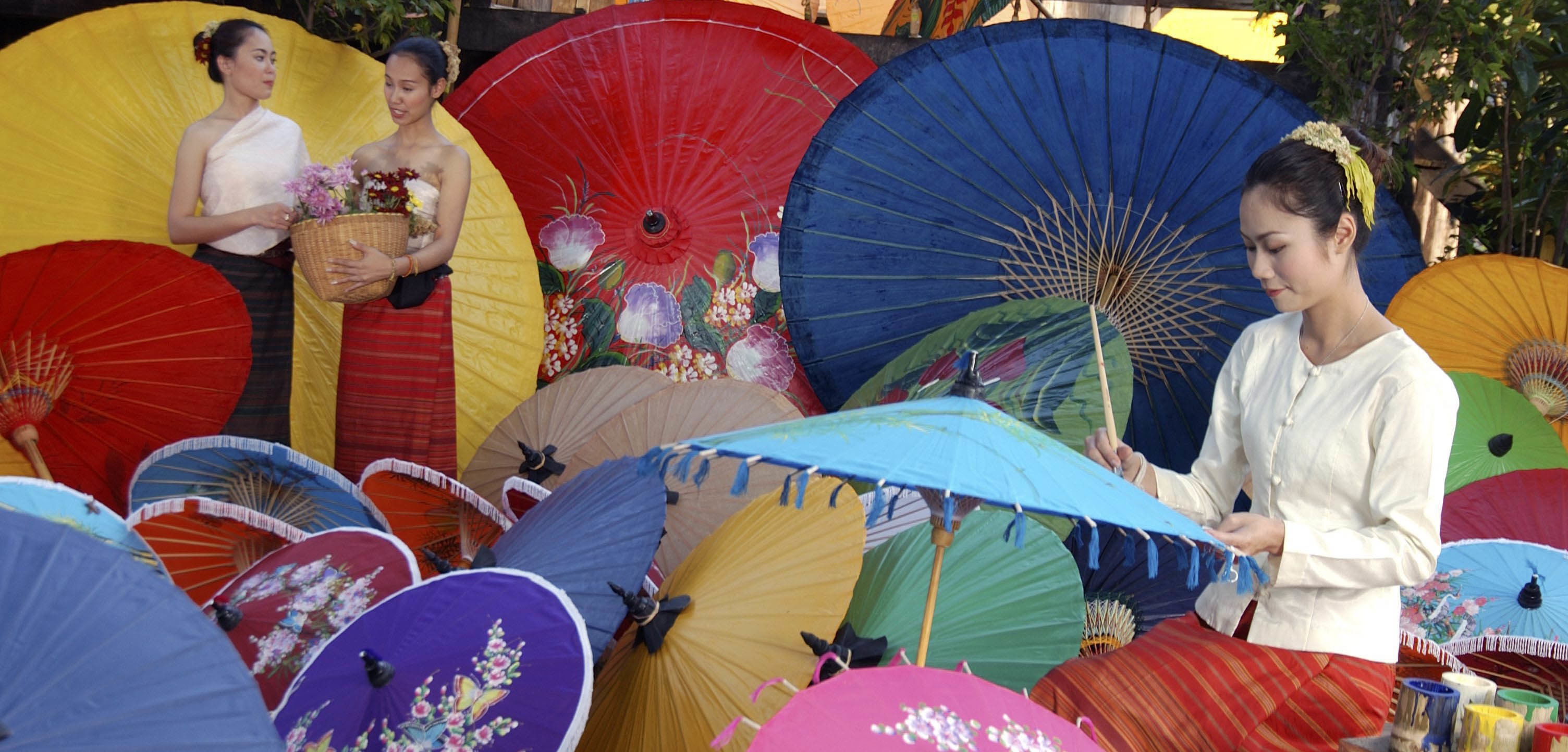 Trong quá trình diễn ra hội chợ Bo Sang Umbrella có rất nhiều hoạt động, các cuộc thi được tổ chức gây được sự chú ý lớn như cuộc thi tài năng, triển lãm, bày bán các loại ô và những hàng hóa thủ công mỹ nghệ trong các gian hàng nhỏ xinh và đặc biệt là cuộc thi tìm ra Người Đẹp Bo Sang. Ảnh: bangkok101