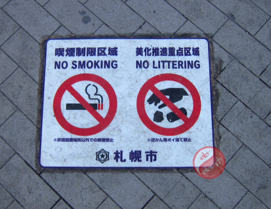 Biển cấm xả rác và hút thuốc lá ngay trên mặt đường. Ảnh: Wordpress.
