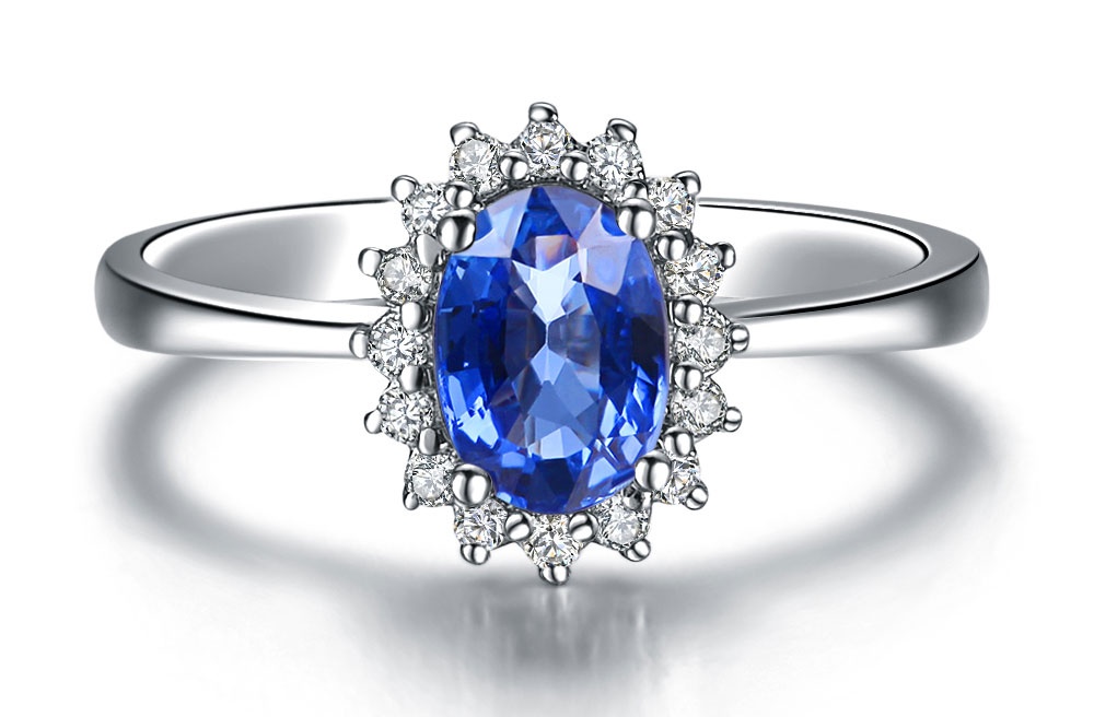 Sapphire: Loại đá quý này mang lại sự bình yên nội tại, đồng thời chống trầm cảm cho Cự Giải. Sapphire còn tăng cường sự sáng suốt và làm tinh nhạy mọi giác quan cho người sinh cung này. Ảnh: alicdn.