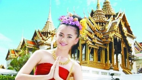 Khi vào thăm nhà dân 	 Nếu vào thăm nhà người dân Thái, bạn phải bỏ dép và không được giẫm lên ngưỡng cửa khi đi qua đó. Nếu chủ nhân ngồi dưới nền đất, khách cũng nên làm theo như vậy. Khi ngồi bạn không được vắt chéo chân chữ ngũ và làm lộ lòng bàn chân ra ngoài. Ảnh: Tengxun