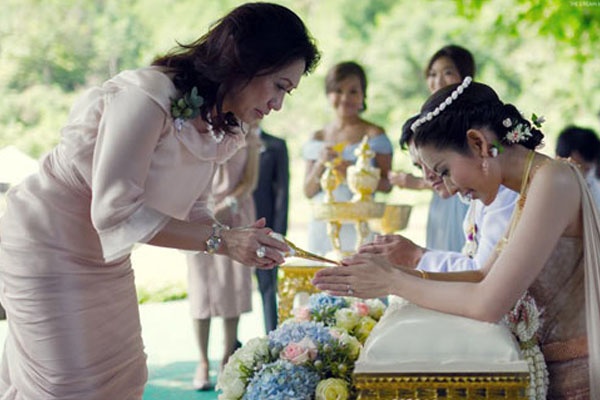 Nếu muốn tặng quà cho người Thái, bạn không nên tặng thuốc lá vì nó làm hại cho sức khỏe con người. Món quá đó phải được gói bọc cẩn thận. Khi trao quà, bạn dùng tay phải để đưa quà cho họ, không được dùng tay trái. Nếu người Thái tặng cho bạn một món quà, bạn nên chắp tay hướng vào họ thể hiện lòng cảm ơn trước khi nhận. Nếu đối phương không chủ động yêu cầu bạn mở quà thì bạn cũng không nên mở quà trước mặt họ. Ảnh: Ton Jakkabhat