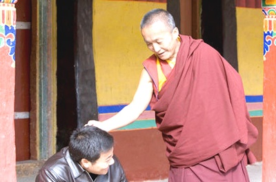 Không chạm vào đầu người khác Người Thái cho ràng đầu là bộ phận quý giá nhất trên cơ thể người. Do đó bạn không nên sờ hoặc vuốt ve đầu trẻ em hoặc vỗ vai, vỗ lưng người khác đó được coi là những cử chỉ xúc phạm. Ảnh: Sina