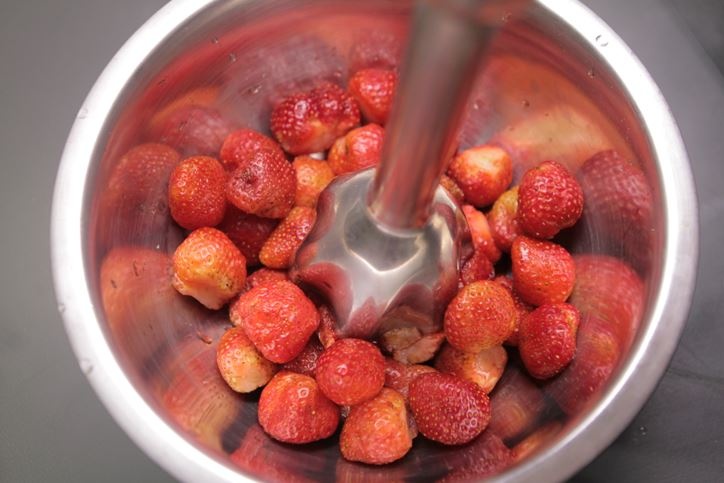 Với kem que trái cây, các loại trái cây theo mùa tươi ngon nhất sẽ được sơ chế, xay nhuyễn và trộn vào hỗn hợp kem.