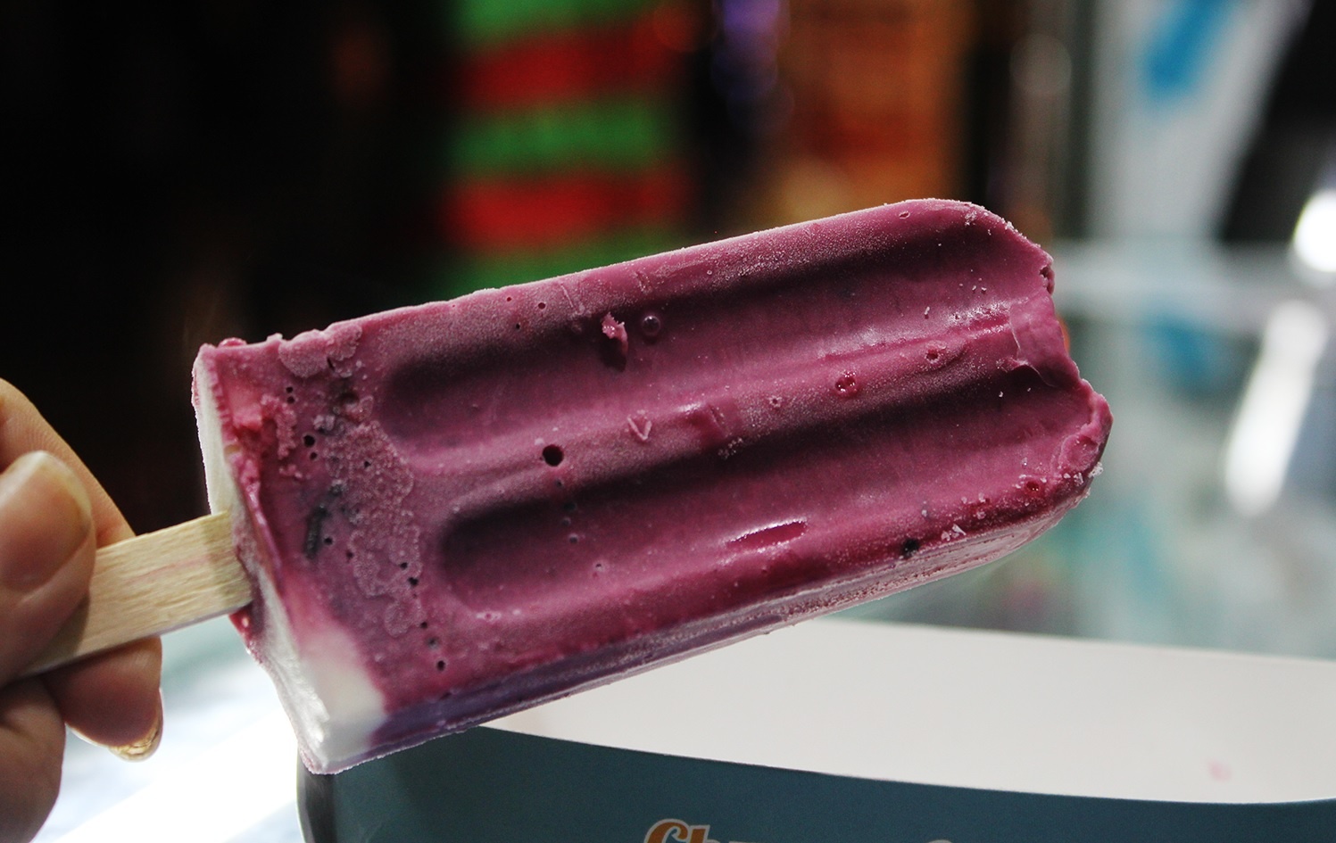 Kem được làm từ quả dâu tằm, chua chua ngọt ngọt khi ăn có lẫn xác dâu sừn sựt khá hút các bạn trẻ.