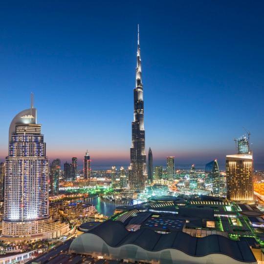 Dubai Mall: bao gồm tòa nhà Burj Khalifa, tòa nhà cao nhất thế giới. Đây cũng là khu mua sắm nổi tiếng và lớn nhất thế giới với diện tích hơn 1,2 triệu m2, tương đương với hơn 50 sân bóng đá ghép lại, tổng cộng 1.200 gian hàng. Dubai Mall còn có cửa hàng kẹo rộng nhất thế giới và 120 nhà hàng. Theo kế hoạch, đến năm 2020, một khu mua sắm lớn có tên gọi Mall of the World sẽ được xây dựng ở Dubai với diện tích hơn 700.000 m2.