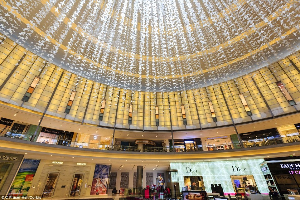 Bên trong Dubai Mall là bạt ngàn các cửa hiệu cao cấp.