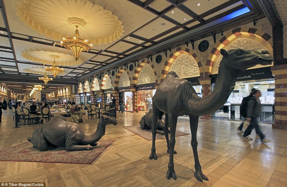 Dubai Mall được trang trí bằng những tượng lạc đà rất lớn.