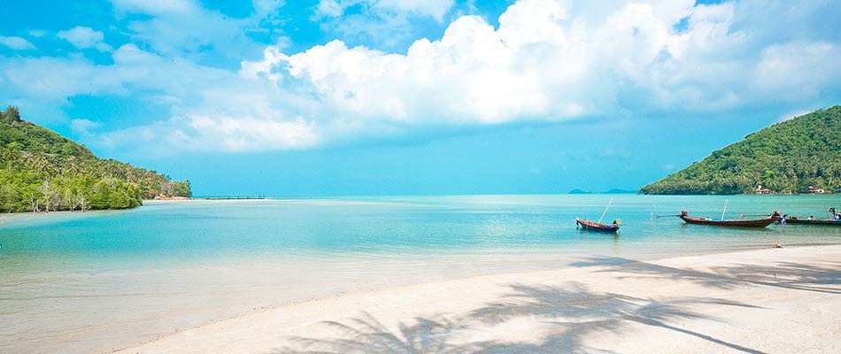 Đảo Koh Samui có những bờ cát trắng trải dài, nước trong xanh như pha lê và trở nên lấp lánh dưới ánh nắng chói chang của mặt trời. Ảnh: Sina