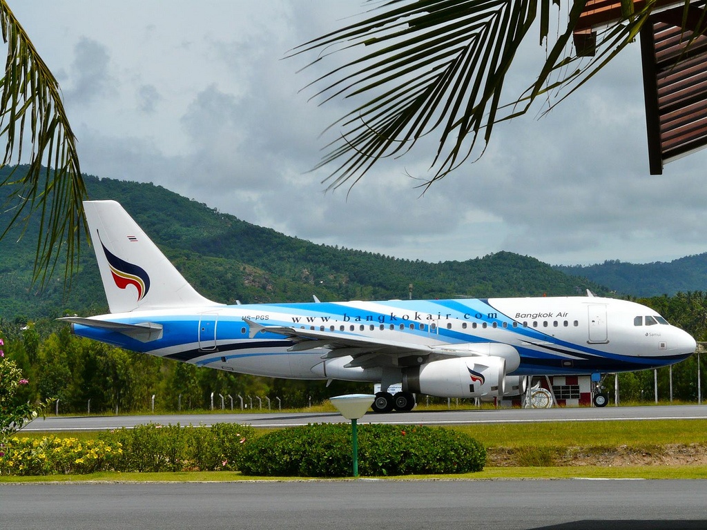 Nếu du khách muốn từ thủ đô Thái Lan tới đảo Koh Samui bằng đường hàng không, bạn có thể lựa chọn Thailand Airways hoặc Bangkok Airways. Tuy nhiên, mọi người thường lựa chọn Bangkok Airways để tiết kiệm thời gian và đi lại thuận tiện bởi thái độ phục vụ thân thiện của hãng. Ảnh: staticflickr