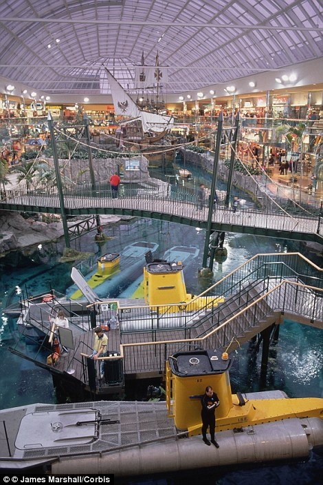 West Edmonton Mall, Alberta, Canada: Đây là khu mua sắm lớn nhất châu lục với một vườn thú, nhà hát, nhà thờ, hồ, sư tử biển… Ở đây còn có những khu vực mang chủ đề riêng như Bourbon Street, Chinatown và 800 gian hàng cho du khách tham quan thỏa thích. Du khách còn có thể đến công viên giải trí Galaxyland và công viên nước trong nhà với hồ nước có sóng lớn nhất thế giới. 