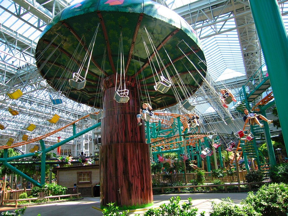 Mall of America, Bloomington, Minnesota: Khu mua sắm lớn nhất nước Mỹ này từng là nơi diễn ra hôn lễ của hơn 5.500 cặp đôi. Mỗi năm Mall of America đón tới 40 triệu lượt khách, trong khi dân số ở Minnesota chỉ có 5 triệu người. Không chỉ là khu mua sắm, nơi đây còn có công viên giải trí Nickelodeon Universe, viện hải dương học, sân gold và nhiều mô hình máy bay.