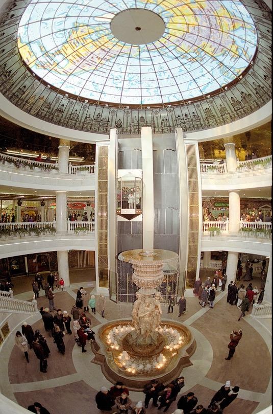 Okhotny Ryad, Moscow, Nga:  Không nhiều du khách biết đến sự tồn tại của khu mua sắm này vì nó nằm hoàn toàn dưới lòng đất, nối với ga tàu điện ngầm. Trần nhà được làm bằng kính để có ánh sáng tự nhiên. Với kiến trúc tinh xảo kiểu Nga và một đài phun nước tuyệt đẹp, khu mua sắm này có vẻ đẹp tráng lệ hấp dẫn du khách.