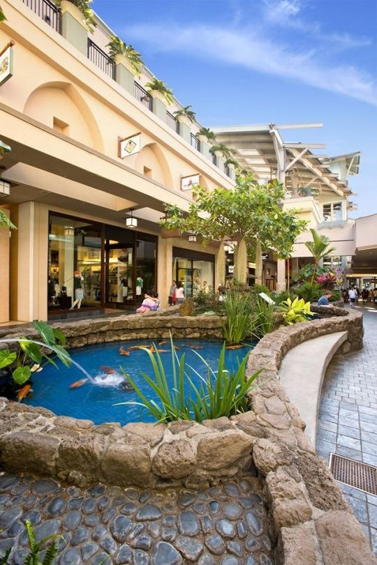 Ala Moana, Oahu, Hawaii: Đây là khu mua sắm ngoài trời lớn nhất thế giới, với hàng trăm gian hàng từ giày dép, quần áo thời trang tới các mặt hàng chăm sóc sắc đẹp, cùng hơn 100 nhà hàng. Đến tháng 11 này, Ala Moana còn được mở rộng với hơn 70 gian hàng mới, một sân khấu giải trí và nhiều nhà hàng mới. 