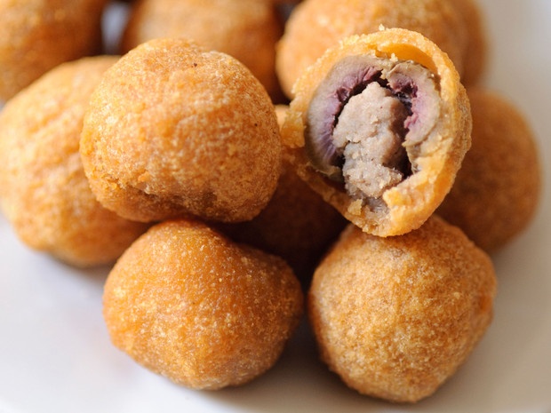 Oliive all’ascolana là món bánh tròn với lớp bột mì giòn tan bên ngoài, bên trong là thịt xay tẩm ướp gia vị hoặc phô mai.