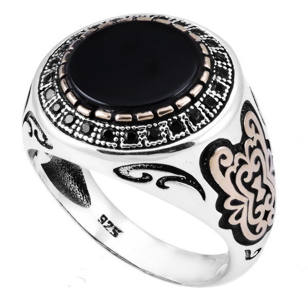 Mã não Onyx: Loại đá này thường có màu đen hoặc trắng. Mã não đen được coi là loại đá mang lại sức mạnh cho Sư Tử, cung mạnh mẽ nhất trong tất cả các cung hoàng đạo. Người sinh cung Sư Tử thường phóng khoáng và rộng rãi, dễ dẫn đến lãng phí trong chi tiêu. Mã não đen giúp Sư Tử kiểm soát được bản tính cố hữu này. Ảnh: turkstyleshop.