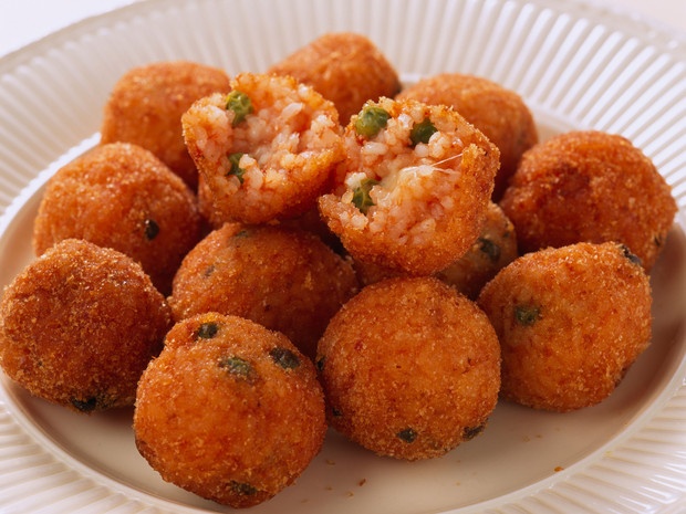 Arancini theo tiếng Italy nghĩa là trái cam nhỏ. Những viên cơm vỏ giòn tan, nhân béo ngậy với phô mai, đậu, gà hoặc bò xay. Món ăn này có nguồn gốc từ vùng Sicily vào thế kỷ 10. Thực khách chỉ cần mua 2 hoặc 3 viên, ăn kèm nước xốt tangyarrabiata là đã đủ bữa.