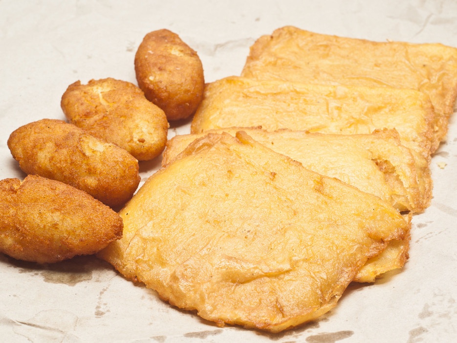 Panelle có lẽ là loại đồ ăn đường phố đơn giản nhất ở Italy được làm từ đậu chickpea (đậu gà/ đậu răng ngựa) tẩm bột chiên được ăn không hoặc kẹp vào giữa hai lát bánh mỳ như món bánh sandwich. Panelle được coi là thức ăn cho người nghèo hoặc cho nông dân do quá đơn giản.