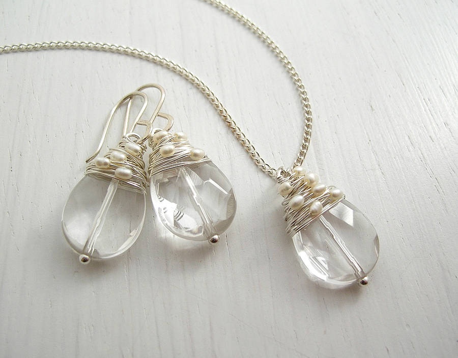 Thạch anh pha lê: Đây là loại đá thạch anh trong suốt, không màu, nhìn rất giống như thủy tinh pha lê. Thạch anh pha lê gần như tinh khiết vì không có nguyên tố tạp chất tạo màu. Loại đá này mang lại niềm vui, hạnh phúc cho Sư Tử. Ảnh: notonthehighstreet.