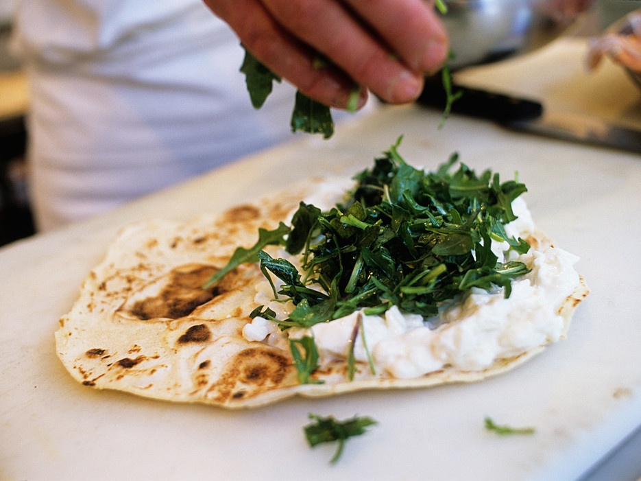 Cũng giống như panelle, piadina là một trong những món ăn chay của Italy, làm bằng bánh mì dẹt, dầu ô liu, muối và nước. Piadina có thể  ăn không hoặc nhồi bất kỳ loại nhân nào bạn thích.