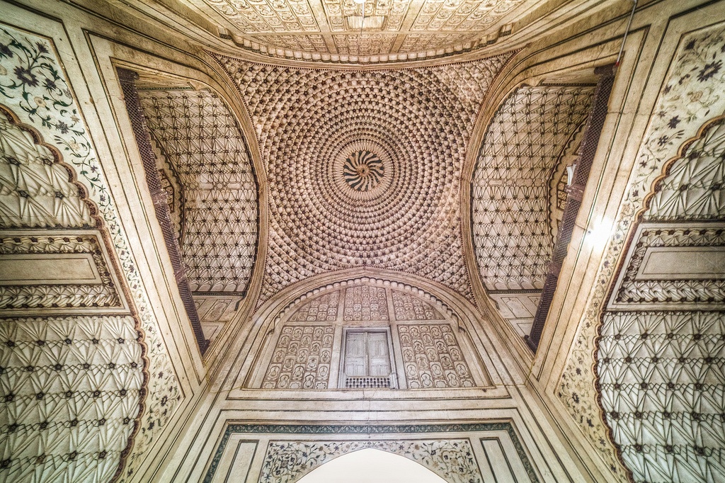  Đây là một trong 7 kỳ quan của thế giới, thậm chí chưa có công trình nào có thể vượt qua vẻ đẹp tuyệt diệu của lăng Taj Mahal theo đánh giá của một số sử gia phương Tây. Ảnh: staticflickr