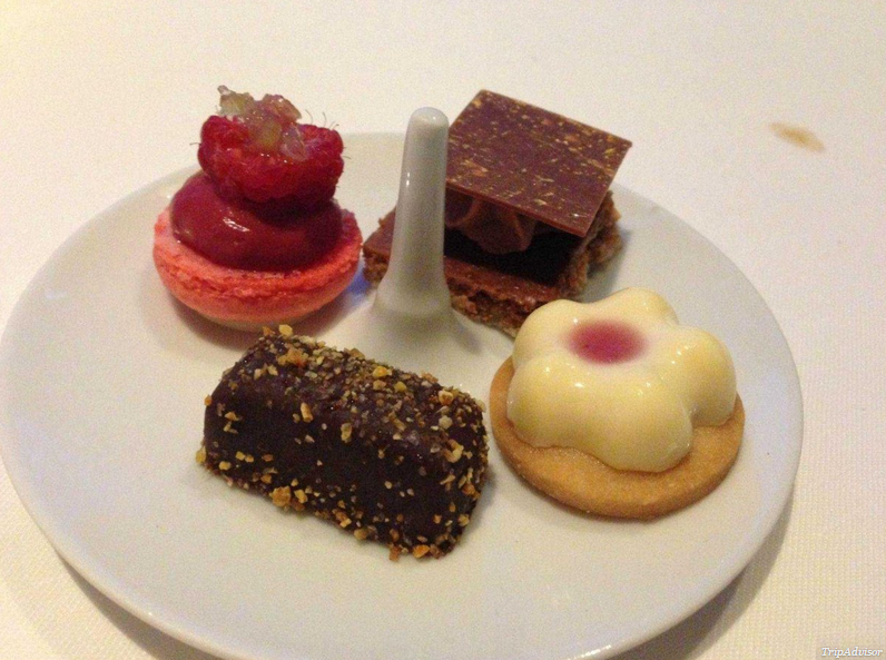 Những món bánh tráng miệng xinh xắn.