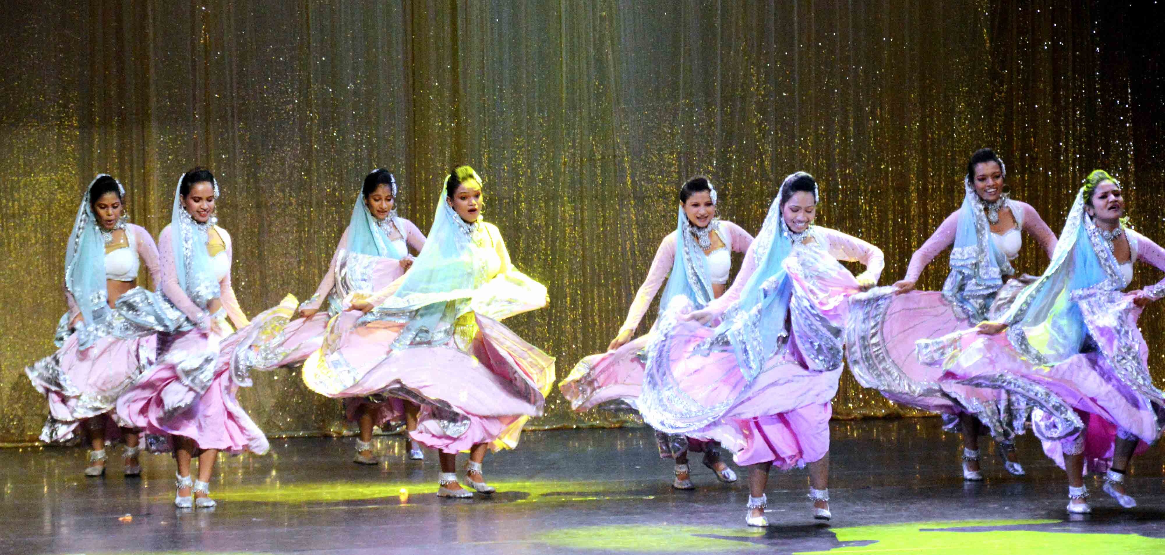 Nhảy múa. Nếu ai từng theo dõi điện ảnh Ấn Độ chắc chắn đều ấn tượng với những vũ điệu rộn rã và lời hát truyền cảm được thể hiện trong bộ phim. Người Ấn Độ cho rằng ...