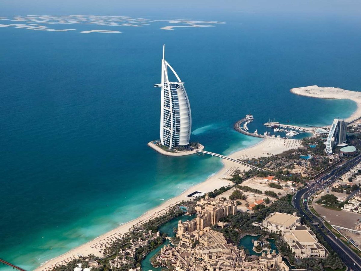 Khách sạn Burj Al Arab tọa lạc trên một hòn đảo nhân tạo với thiết kế đặc biệt mô phỏng hình cánh buồm.
