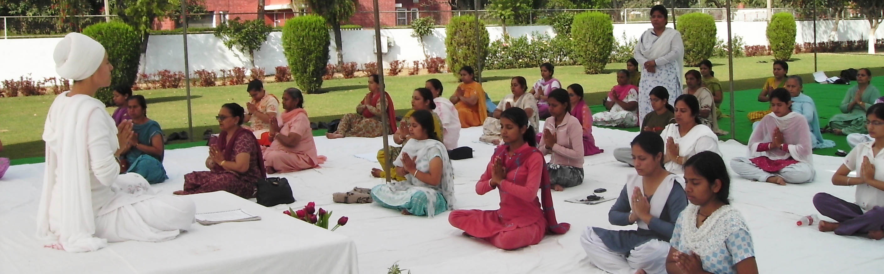 Tại các lớp học Yoga, phần nhiều là những phụ nữ độc thân. Mọi người tham gia tập luyện đều có mong muốn tìm đến sự thanh tịnh trong tâm hồn. Bởi học Yoga không chỉ đơn thuần là học theo các động tác mà còn phải rèn luyện làm thế nào để gạt bỏ những suy nghĩ tiêu cực, bi quan trong lòng. Ảnh: sikhdharma
