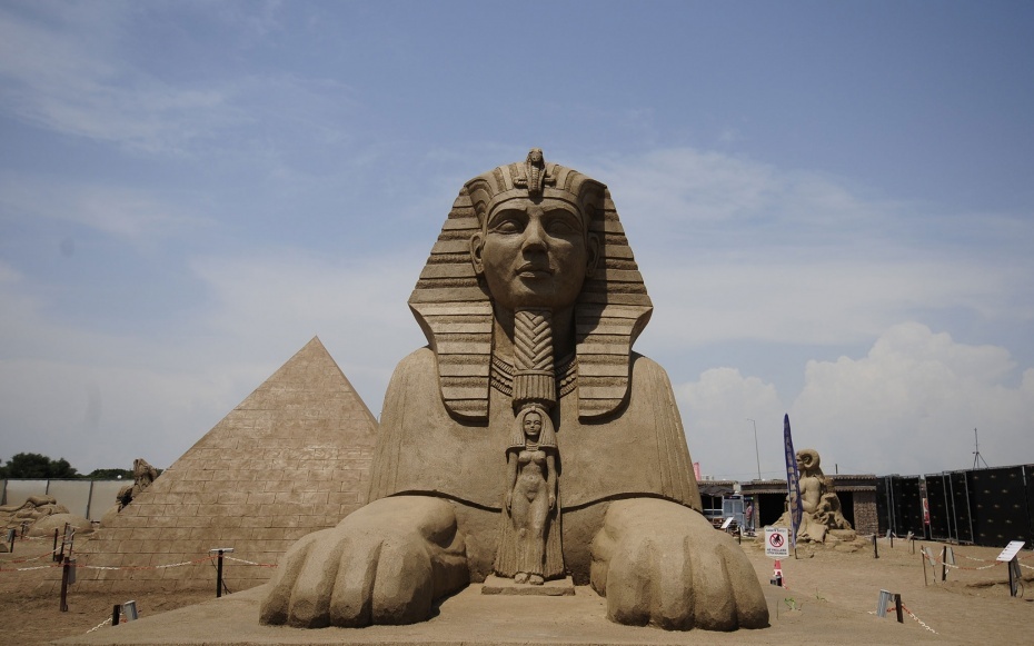 10.000 tấn cát được sử dụng để tạo ra những bức tượng khổng lồ tuyệt đẹp.