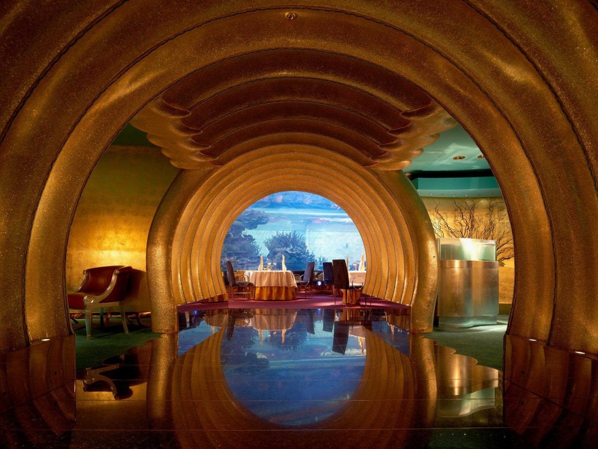 Al Mahara theo tiếng Ả Rập có nghĩa là “vỏ sò”, lối vào nhà hàng ở tầng trệt khách sạn giống hệt một vỏ sò.