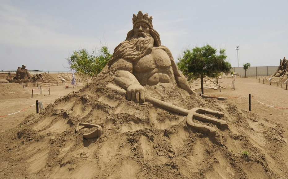 Tuong than lam tu 10.000 tan cat va nuoc hinh anh