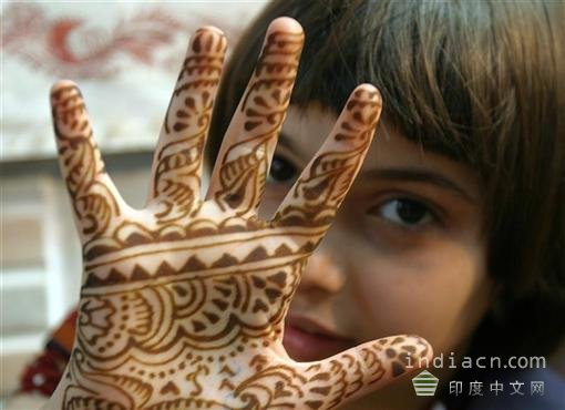 Vẽ Henna Tattoo. Henna là một loại cây có hoa được trồng tại những vùng khô hạn như Africa, Southern Asia và Northern Australia. Henna được sử dụng làm thuốc nhuộm. Còn Henna Tattoo là tên gọi của hình thức nghệ thuật dùng Henna vẽ lên da người. Ảnh: indiancn