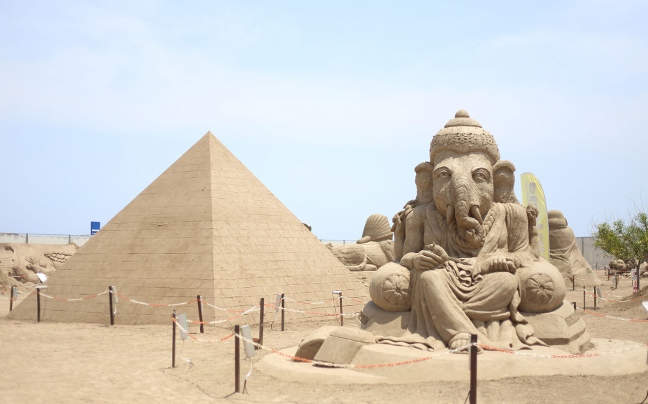 Chất liệu để làm ra các bức tượng chỉ là cát và nước, nhưng bí quyết là phải chọn đúng loại cát đặc biệt phù hợp cho việc điêu khắc tượng. Một số nghệ sĩ tự mang loại cát của mình đến trình diễn tại lễ hội.