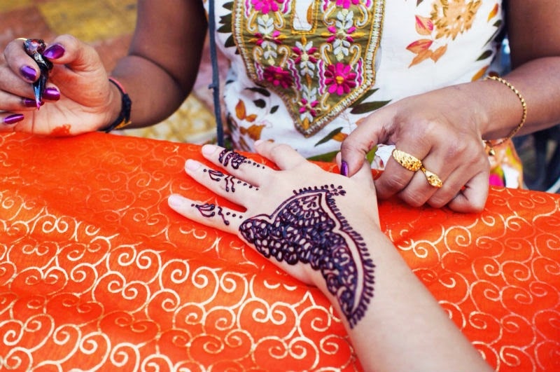 Tại Ấn Độ, bạn có thể nhìn thấy những người chuyên vẽ Henna Tattoo ở khắp nơi. Chỉ cần một tấm thảm trải dưới nền đất, bột Henna và những chiếc bút lông là người dân có thể hành nghề được rồi. Ảnh: Wikipedia