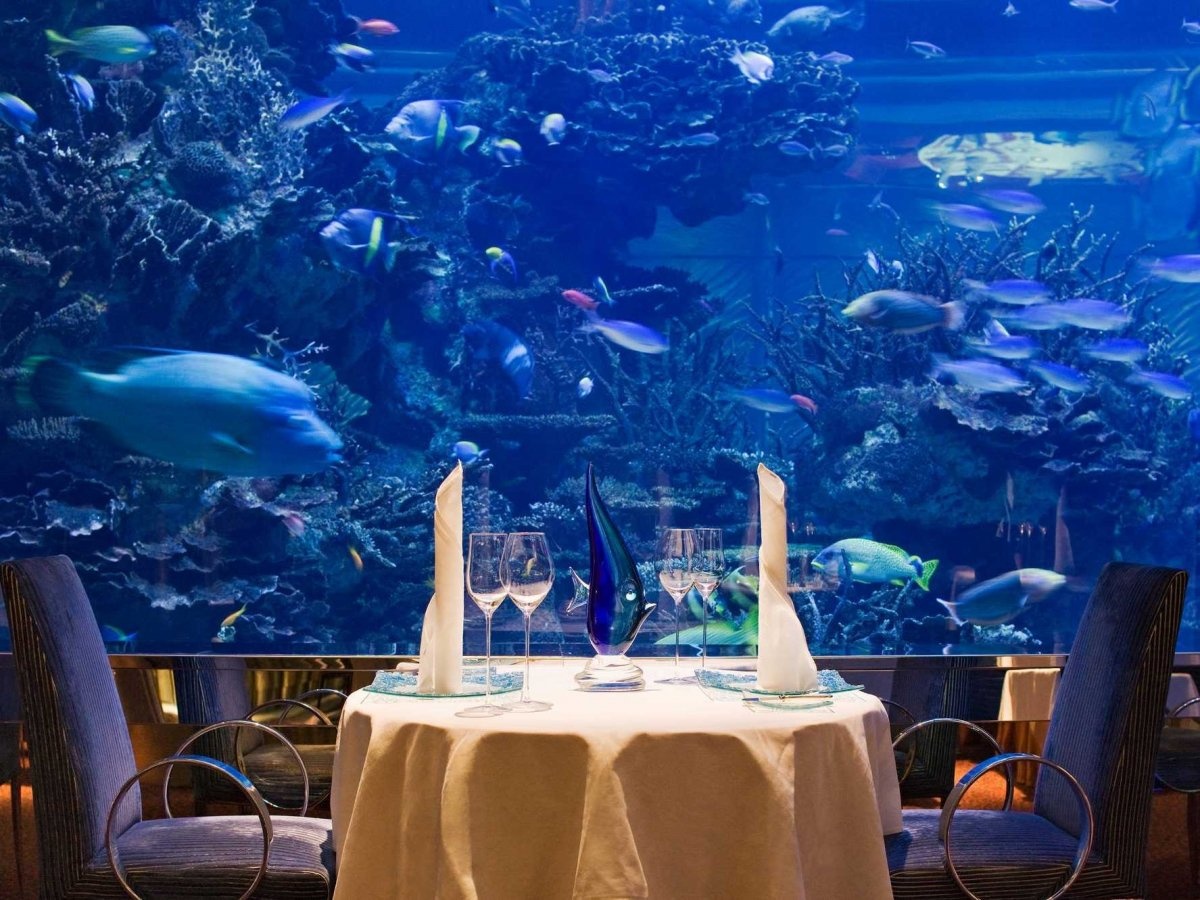 Ở chính giữa nhà hàng là một bể cá khổng lồ với đủ loại cá, các bàn ăn xếp xung quanh.