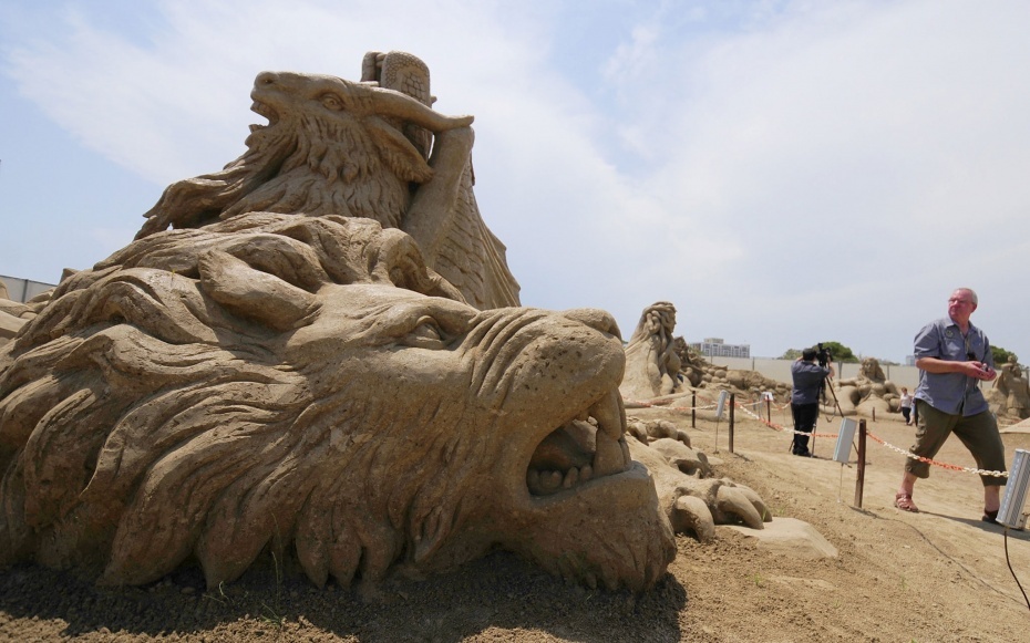 Du khách có thể học hỏi kỹ thuật điêu khắc từ các nghệ sĩ qua bộ phim tài liệu chiếu tại lễ hội. Nhờ thời tiết thuận lợi, các bức tượng vẫn giữ được hình khối nguyên vẹn trong 8 tháng. Vào ban đêm, các bức tượng được thắp sáng, tạo thành một cảnh tượng khó quên với du khách.