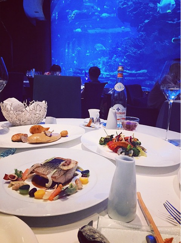 Al Mahara là nhà hàng có các loại hải sản ngon nhất Dubai. Các món đặc biệt của nhà hàng gồm vua hoàng đế Alaska, gan ngỗng, bò Wagyu với khoai tây gnocchi, cá chẽm…