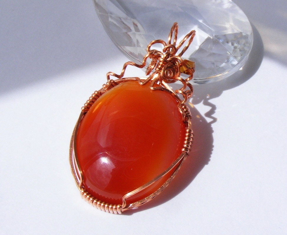 Đá Carnelian: Màu thường gặp nhất của Carnelian là cam, cam nâu, đỏ, đỏ nâu và hồng. Carnelian thường được dùng để chạm khắc trong các ngôi mộ cổi Ai Cập như một tinh thể bảo vệ cho người Ai Cập cổ. Loại đá này giúp Xử Nữ tăng cường sức mạnh về mặt tình cảm và đam mê, đặc biệt những lúc khó khăn khi muốn biểu lộ cảm xúc. Ảnh: wire-sculpture.