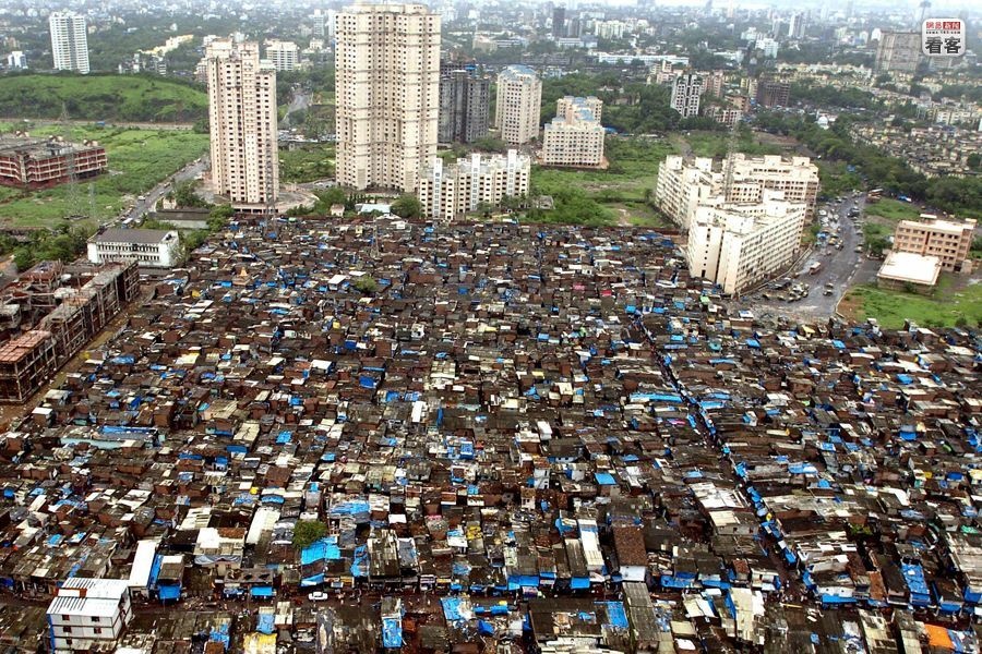 Nhưng Ấn Độ không chỉ có những công trình sang trọng, nguy nga, mà còn tồn tại rất nhiều những khu ổ chuột, như khu Dharavi tại Mumbai. Nhiều người Ấn sống ở vùng ngoại ô hiện đại, sang trọng, nhưng phần lớn cư dân lại ngập ngụa trong cảnh nghèo khổ và bị đè nặng bởi những truyền thống lạc hậu. Chính những khác biệt này cũng là một đặc trưng trong xã hội của Ấn Độ. Ảnh: uthmag 