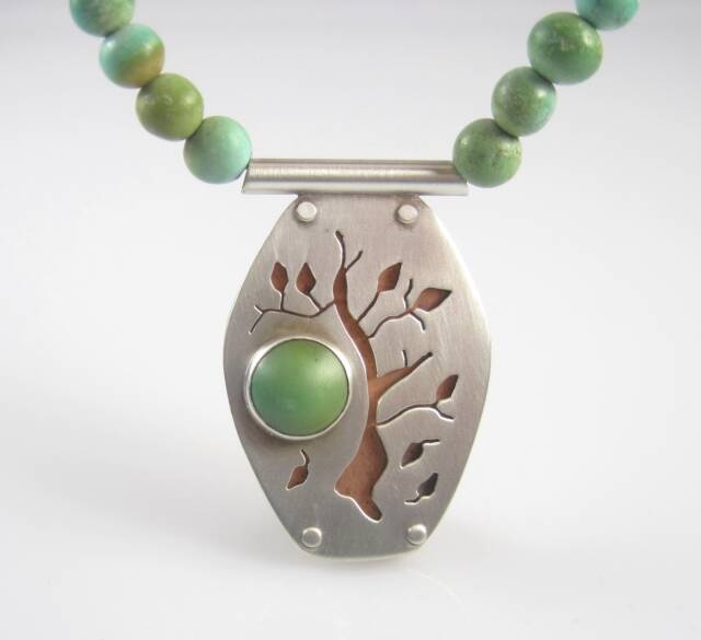 Ngọc thạch anh: Loại đá này có nhiều loại màu, phổ biến nhất là xanh lá cây, vàng, trắng và đen. Ngọc thạch anh giúp Xử Nữ cân bằng năng lượng tích cực và tiêu cực, làm ổn định tâm lý và mang lại niềm vui cho những người sinh cung này. Ảnh: calaycaydesign.