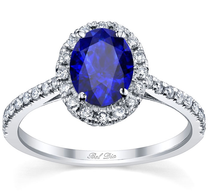 Sapphire xanh (lam ngọc): Sapphire bắt nguồn từ tiếng Hy Lạp sappheiros, nghĩa là màu xanh. Màu xanh của sapphire là màu xanh đẹp nhất trong các loại đá quý. Đây là loại đá giúp Xử Nữ chống lại những cơn trầm cảm và mang đến bình yên nội tại trong tâm hồn. Ảnh: ringologs.