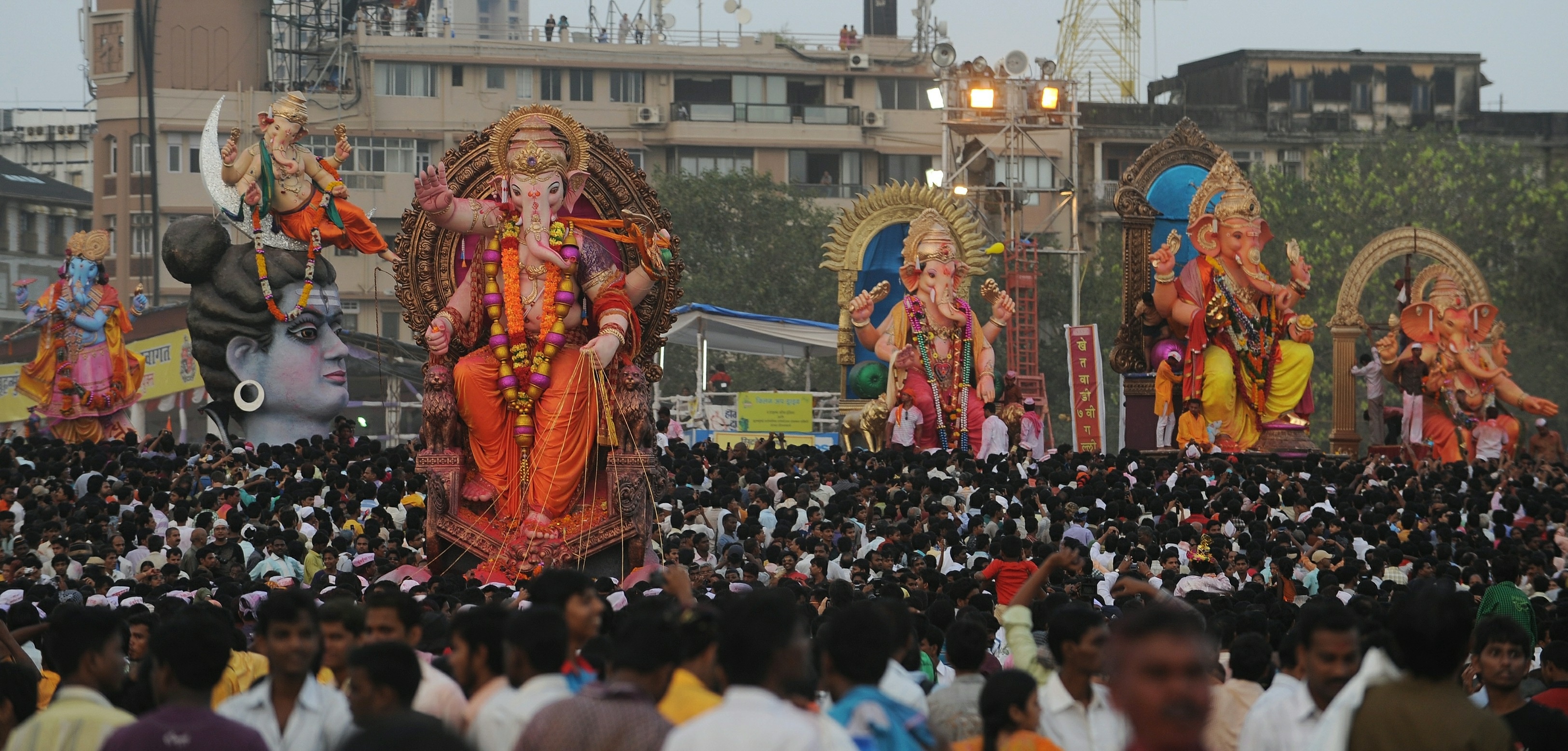 Một lễ hội khác nổi tiếng ở Ấn Độ là lễ hội thần Ganesh kéo dài 10 ngày (khoảng nửa cuối tháng 8 đến giữa tháng 9 hàng năm) ở Mumbai. Theo Hindu giáo, đầu (voi) của thần Gagesha tượng trựng cho tự ngã, thực tại tối hậu của con người; còn thân (người) của Thần là sự hiện hữu của con người nơi cõi đời trần tục. Thần Ganesh là biểu tượng cho sự thịnh vượng, giàu có và trí tuệ thông thái, hiểu biết rộng, rất được lòng chúng sinh. Ảnh: washingtonpost