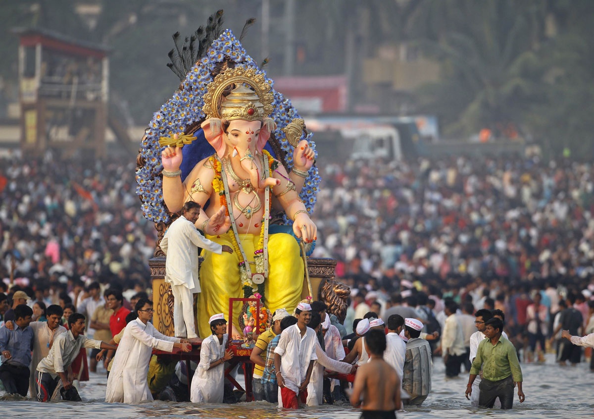Trong suốt lễ hội, những tín đồ sẽ đem bức tượng thần Ganesh đầu voi mình người xuống biển, hồ, sông để gột rửa bụi trần và bày tỏ lòng thành. Ảnh: bharatmonuments